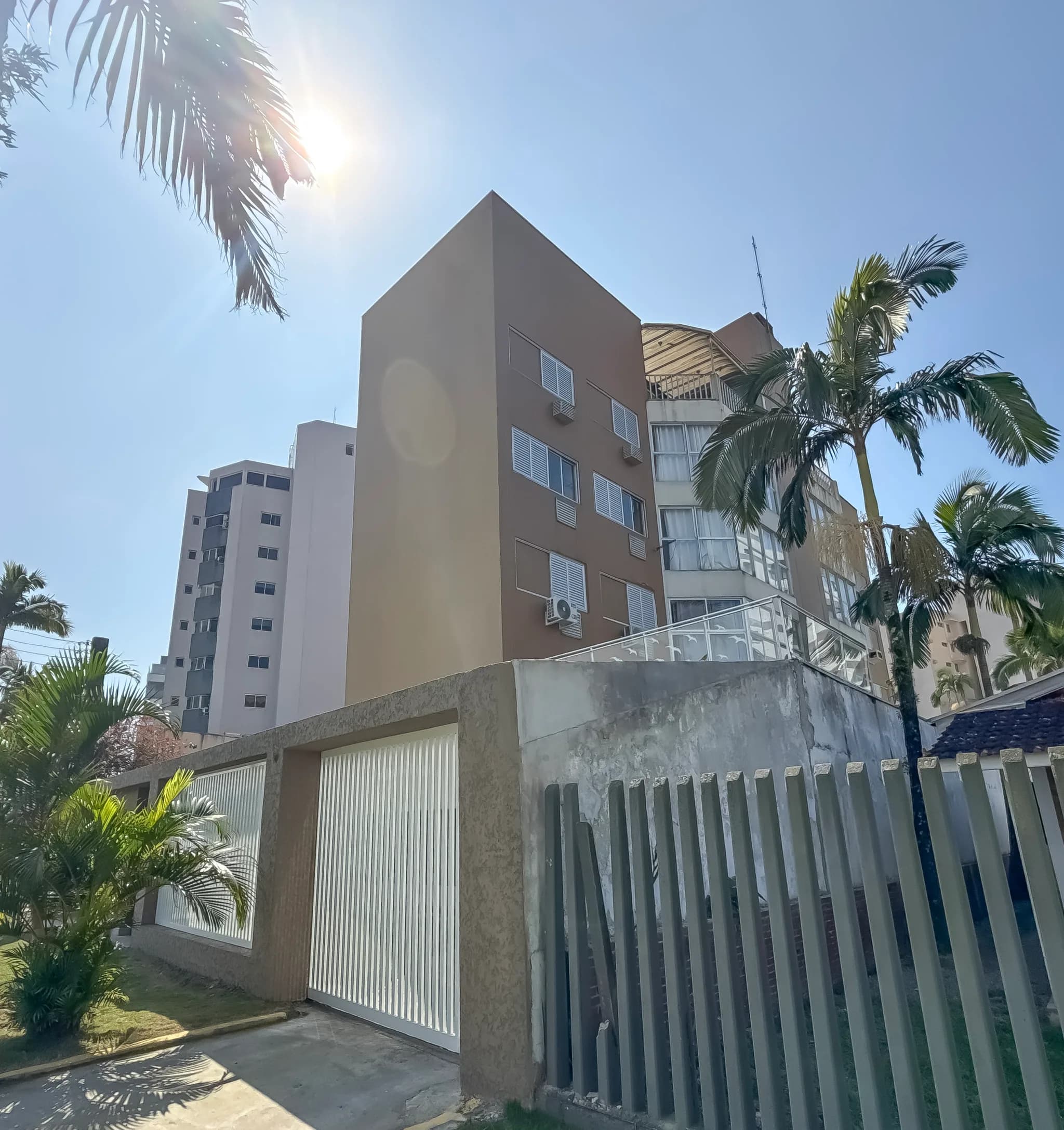 COBERTURA DUPLEX EM CAIOBÁ — ESPAÇO, PRIVACIDADE E UM TERRAÇO PARA VIVER O LITORAL
