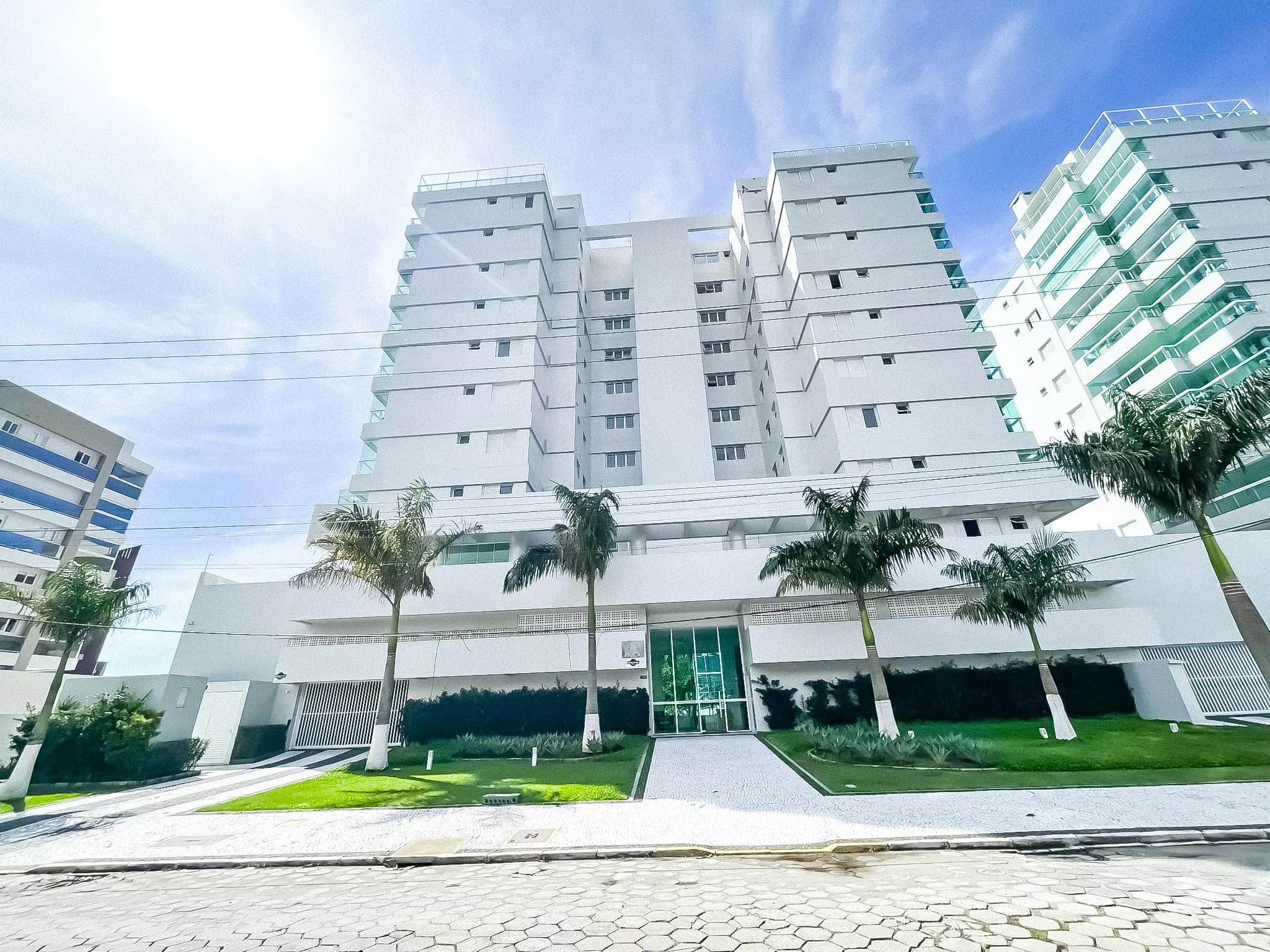 Apartamento Amplo para Família em Caiobá | Segurança, Conforto e a Poucos Passos do Mar