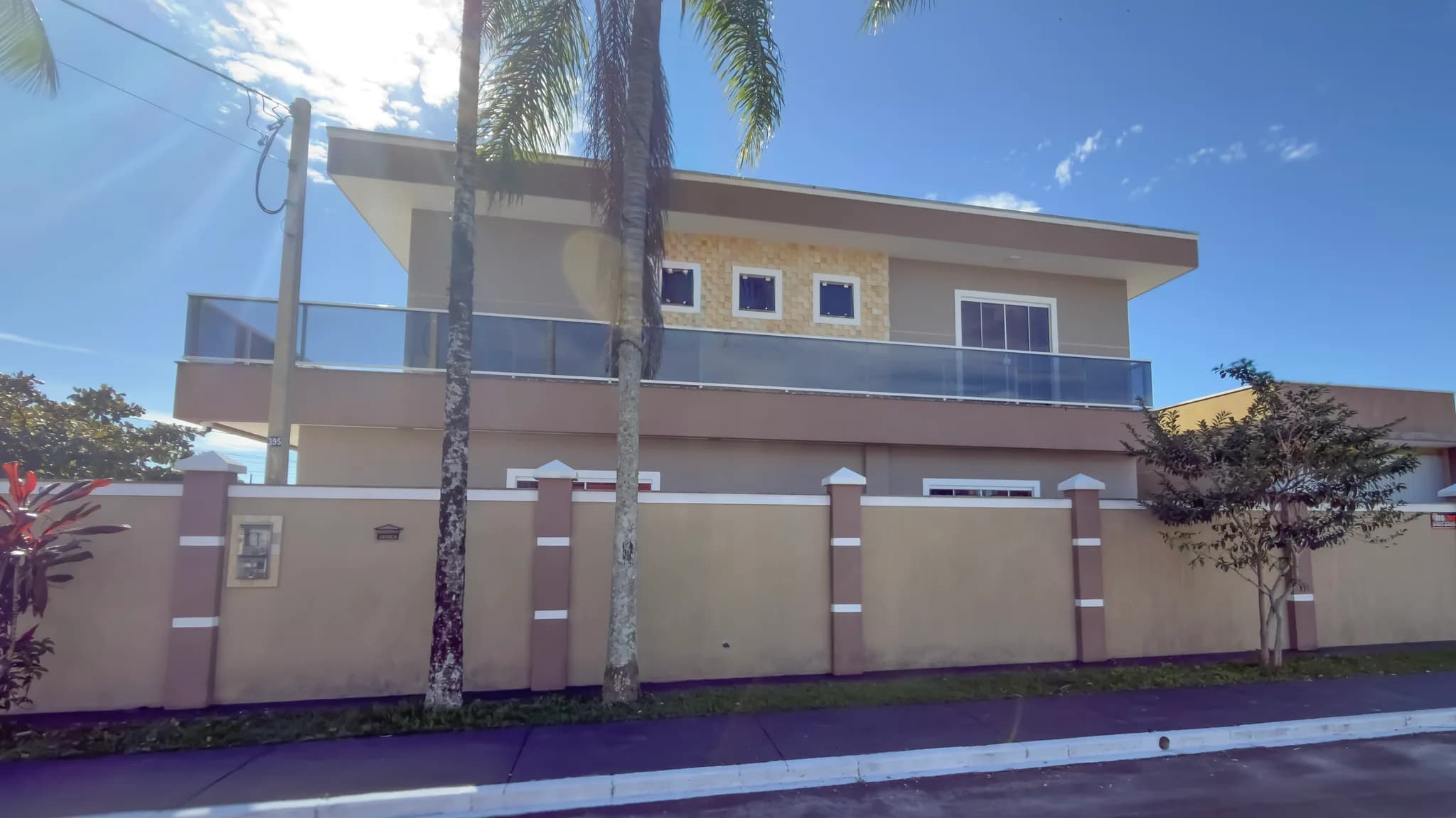 Sobrado de Alto Padrão com 269 m², 4 Suítes e Garagem para 6 Veículos em Matinhos – PR