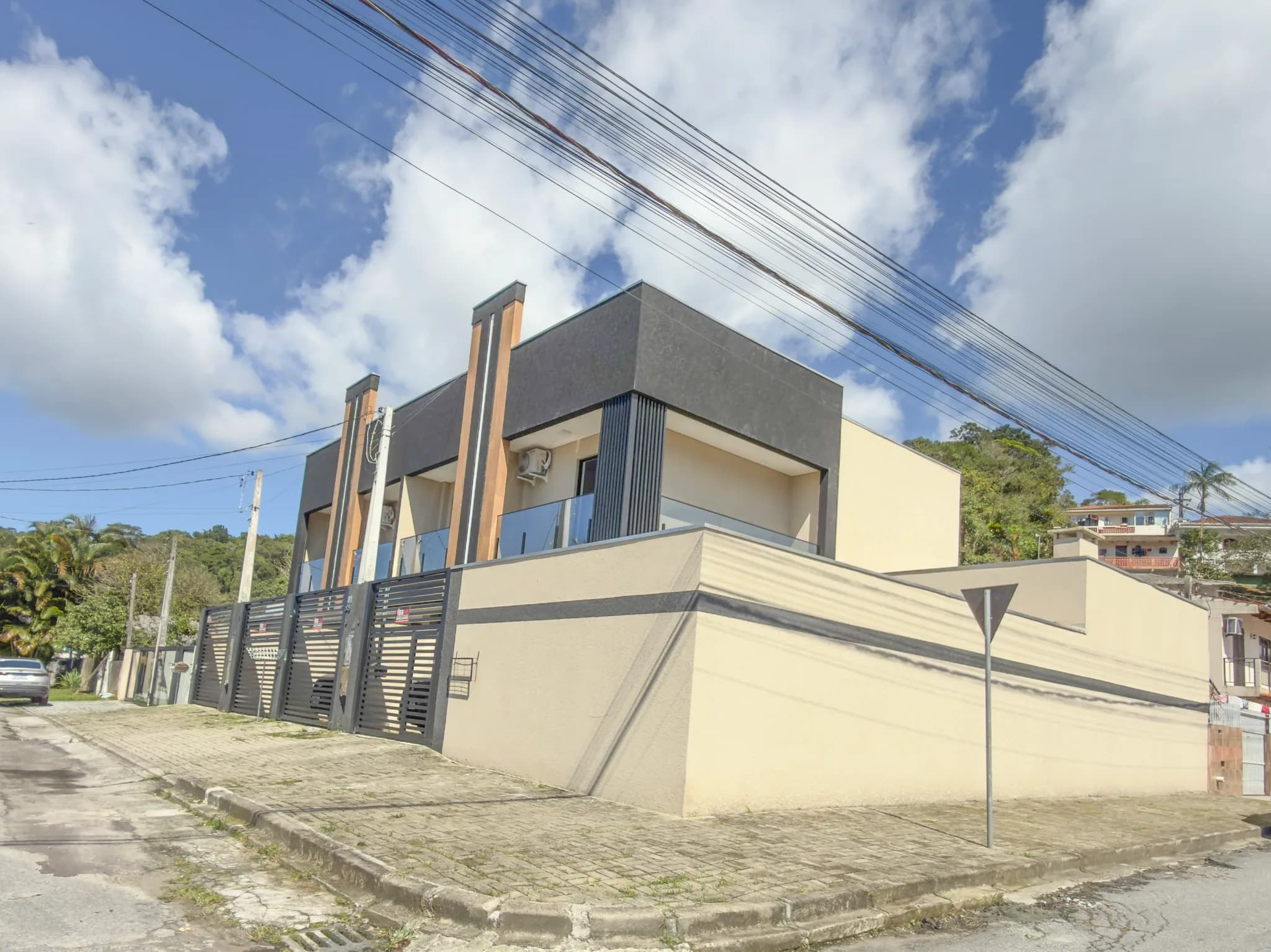 SOBRADO DE ESQUINA COM AMPLO TERRENO PRIVATIVO NO CENTRO DE MATINHOS