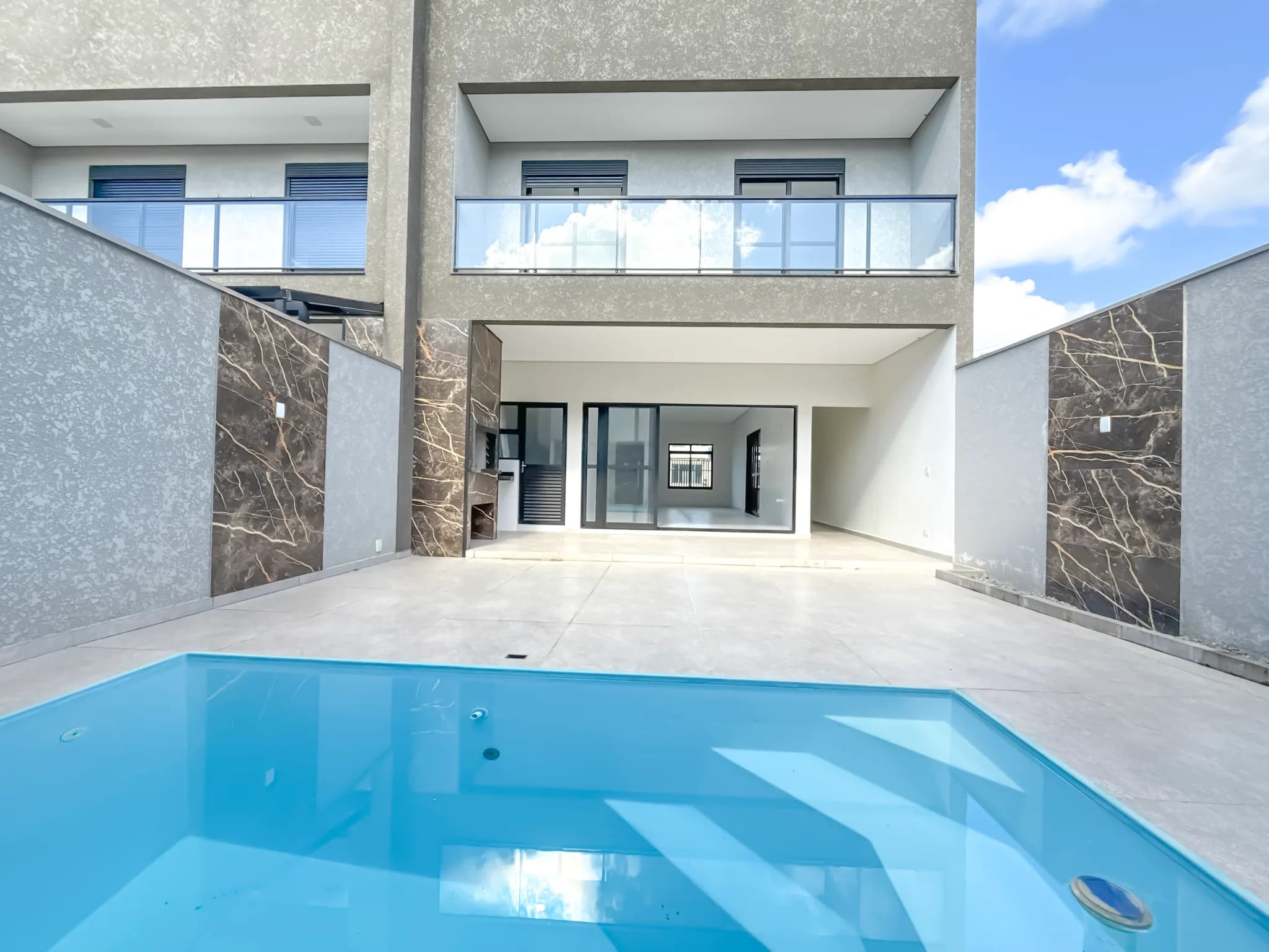 SOBRADO NOVO, COM 3 SUÍTES, CHURRASQUEIRA E PISCINA